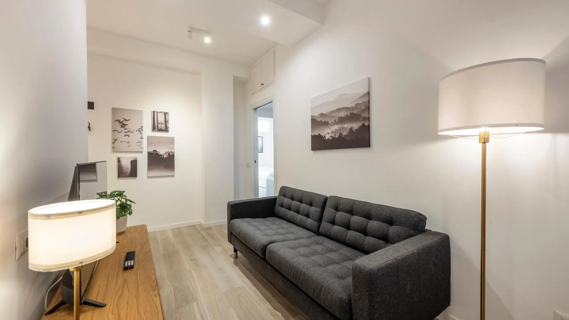 Apartament Caracciolo, 28 - Ampio Per 5, Posizione Perfetta Mediolan 0*,